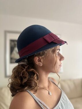 Halogen Navy Blue Wool Cloche Hat with Burgundy Ribbon – 1920s Style
